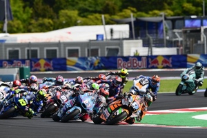 Celestino Vietti (#13) setzte sich sofort an die Spitze – und gewann in Misano)