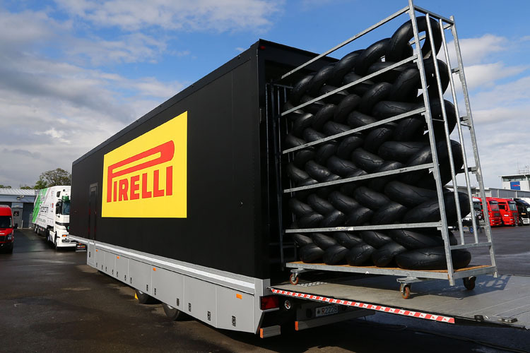 Der Pirelli-Truck im Superbike-Paddock auf dem Nürburgring