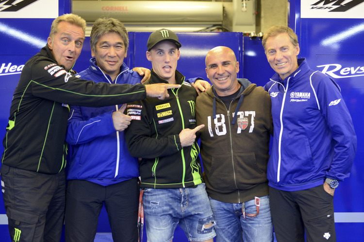 2016 bei Tech3-Yamaha: Poncharal, Tsuji, Pol Espargaró mit seinem Manager Paco Sanchez, Lin Jarvis
