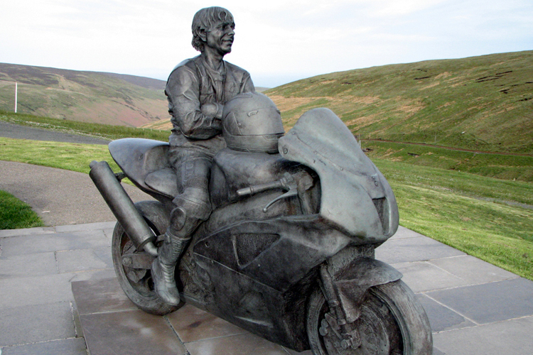 Die Joey Dunlop - Statue auf der Isle of Man