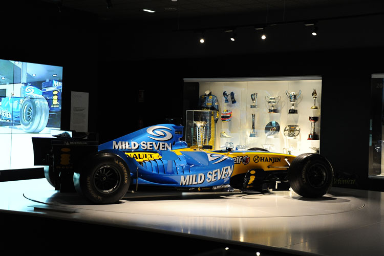 Im Museum werden auch Alonsos Renault-Renner gezeigt, mit dem der Asturier um Siege fuhr