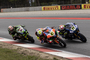 Domi Aegerter (77) gegen Axel Bassani (47) und Johnny Rea