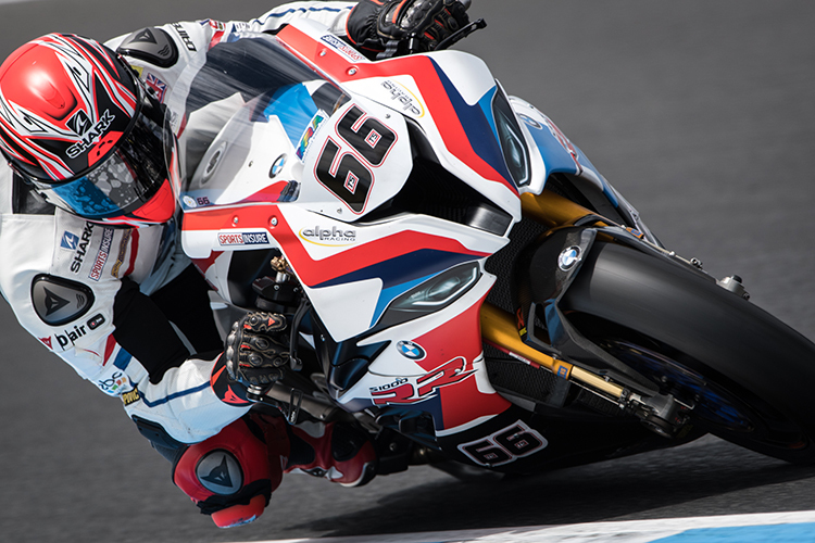 Tom Sykes raste mit der neuen BMW auf Platz 4