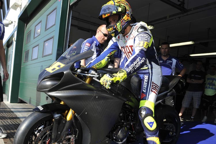 Misano 2010: Rossi auf der Superbike-Yamaha, im Hintergrund Galbusera