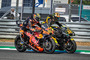 Brad Binder schon sich in der 10. Runde innen an Marini vorbei