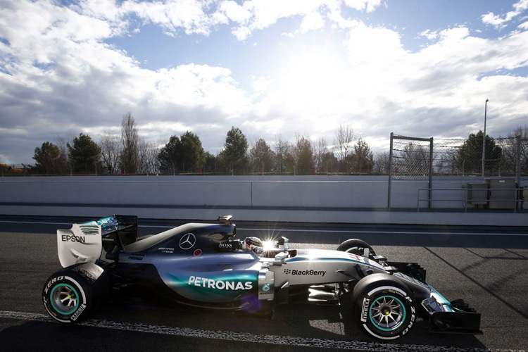 Mercedes-Benz glänzt bei den Wintertestfahrten