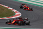 Carlos Sainz vor Charles Leclerc