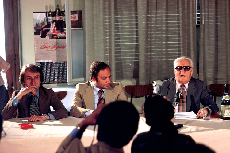 Luca Montezemolo (links) bei einer Pressekonferenz 1975 mit Enzo Ferrari