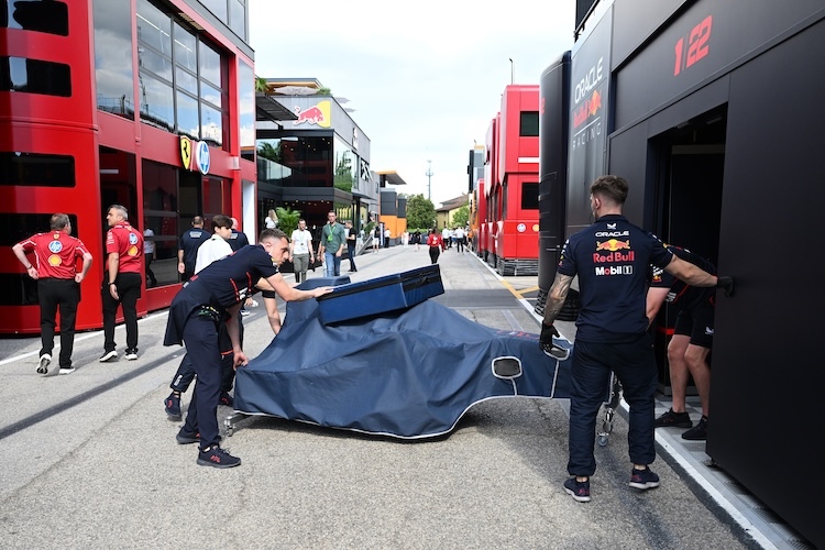 Das Red Bull Racing Team musste hart arbeiten, um das Auto von Yuki Tsunoda für den Imola-GP vorzubereiten