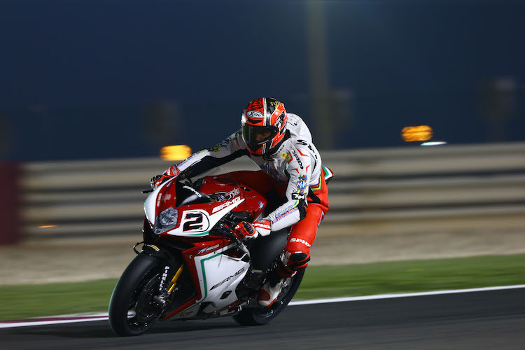 Leon Camier quetscht seine MV Agusta F4 wie eine Zitrone aus