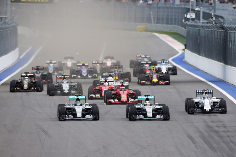 Beim Start konnte Nico Rosberg die Spitzenposition gegen Lewis Hamilton verteidigen