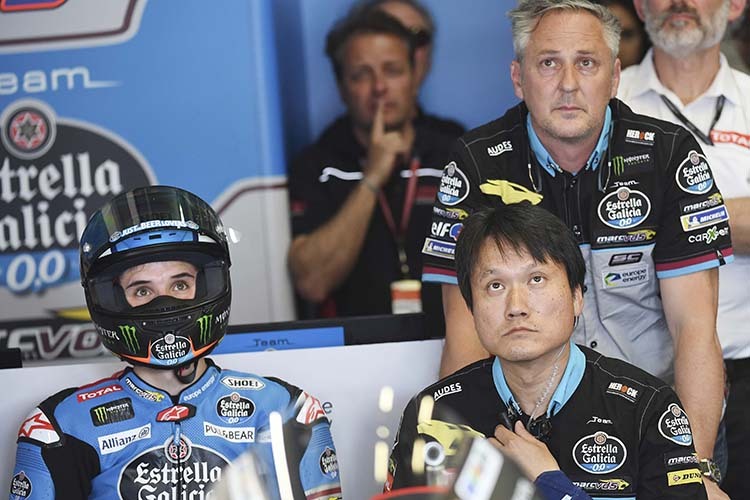 Das einstige Marc VDS-Team: Alex Márquez mit Crew-Chief Kaneko, hinten Michael Bartholemy und Alzamora (Finger auf den Lippen)