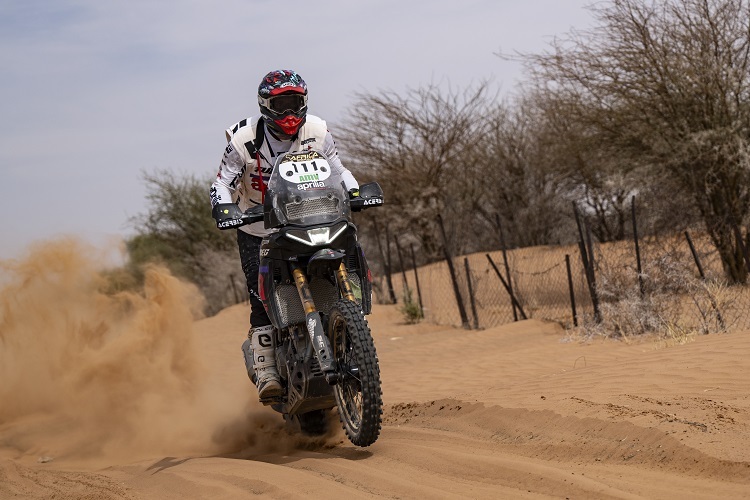 Jacopo Cerutti auf Aprilia Tuareg 660: Vier Etappensiege und Gesamtsieg der Motorradwertung am Africa Eco Race