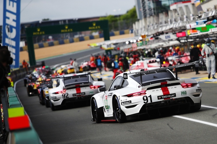 Zwei Porsche 911 RSR in der Boxengasse von Le Mans