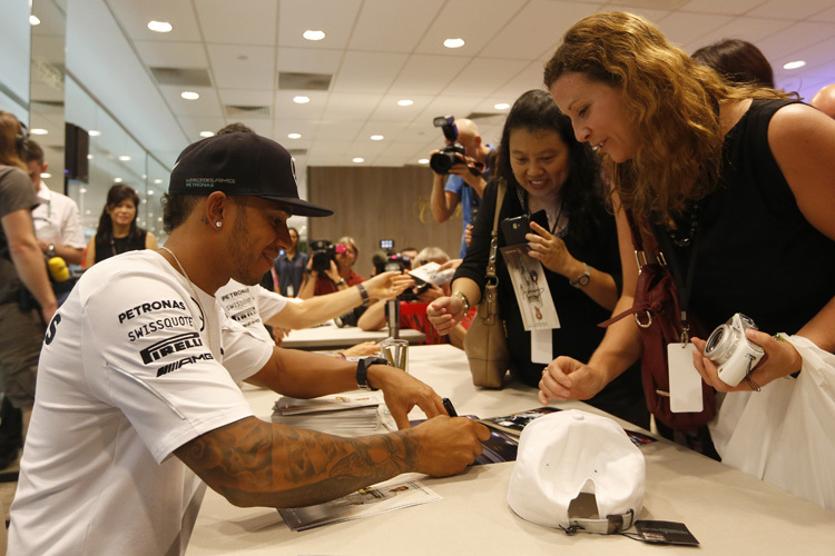 Lewis Hamilton bei einer Autogrammstunde in Singapur