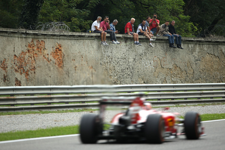 Kimi Räikkönen zischt an den Tifosi vorbei