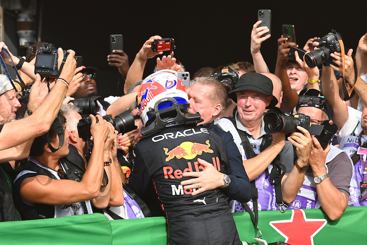 Max Verstappen feiert seinen zweiten Zandvoort-Sieg mit seinem Papa Jos