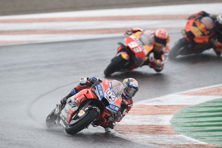 Im vergangenen Jahr setzte sich im MotoGP-Rennen in Valencia Andrea Dovizioso im Regen gegen die Konkurrenz durch