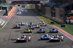 WEC 2021 in Bahrain, Startfoto: In der FIA WEC fahren Prototypen (vorne) und GT-Rennwagen wie Ferrari 488 GTE und Porsche 911 RSR )