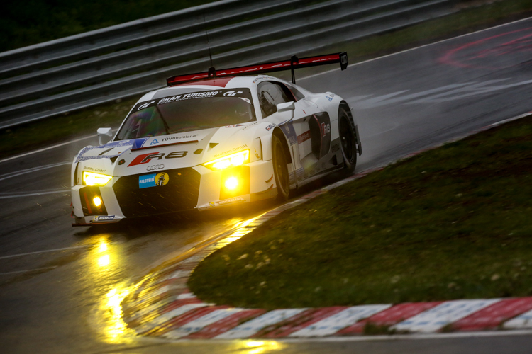 Audi R8 trotzt dem Eifelwetter