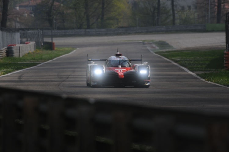 Ein Toyota TS050 Hybrid auf der Strecke in Monza