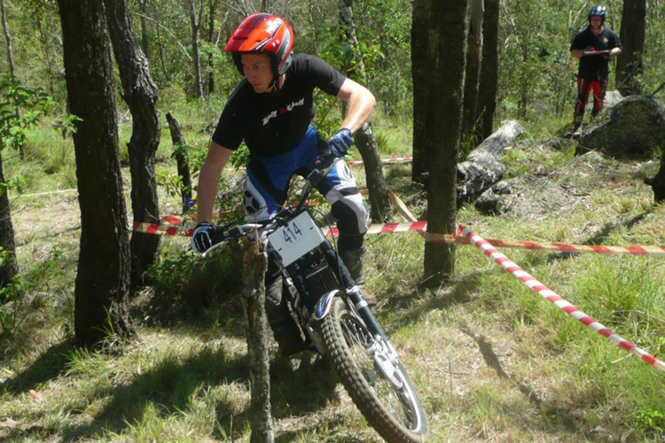 Gareth Jones auf dem Trial-Bike