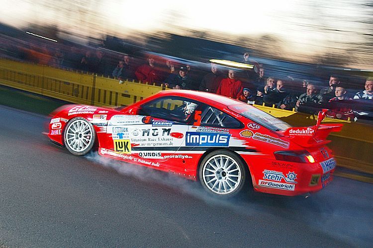 Olaf Dobberkau driftet mit seinem Porsche zum Tagessieg.