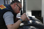 Ein Pirelli-Techniker an der Arbeit