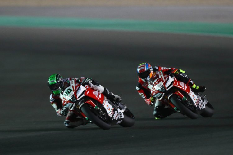 Eugene Laverty und Lorenzo Savadori brausten im ersten Rennen auf den Positionen 4 und 5 ins Ziel