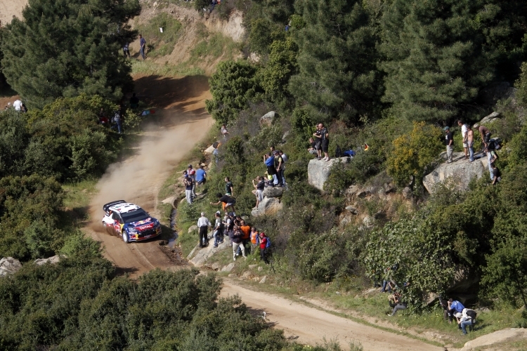 Loeb führt auch auf Sardinien.