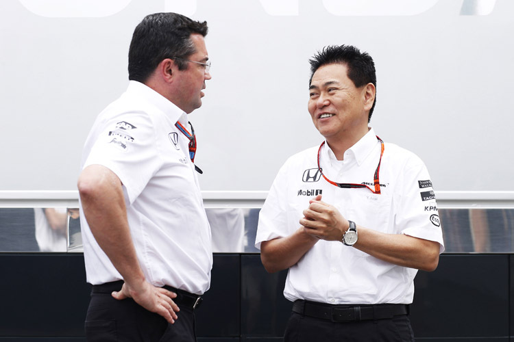 McLaren-Renndirektor Eric Boullier im Gespräch mit Honda-Rennchef Yasuhisa Arai