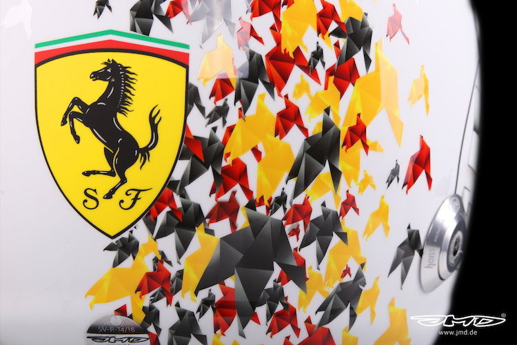 Der Vogelschwarm fliegt rechts am Ferrari-Logo vorbei