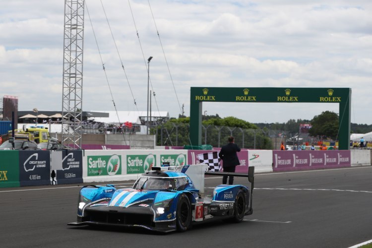 Ein Ginetta G60-LT-P1 sah bei den 24h von Le Mans die Ziel-Flagge