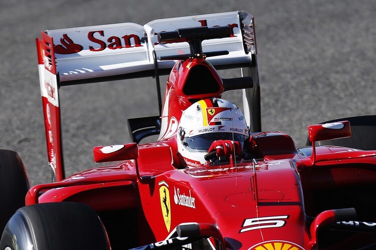 Sebastian Vettels Helm bei den Tests in Jerez