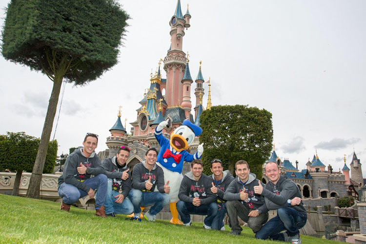 Lorenzo und Co. posieren im Disneyland Paris