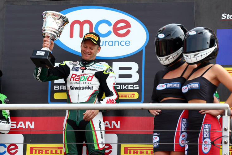 Shane Byrne feiert seinen Doppelsieg in Brands Hatch