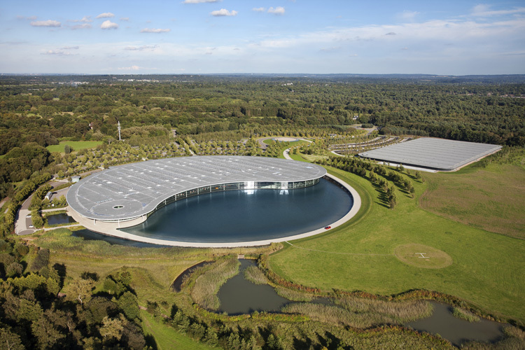 597 Fachkräfte arbeiten bei McLaren Racing im Werk von Woking