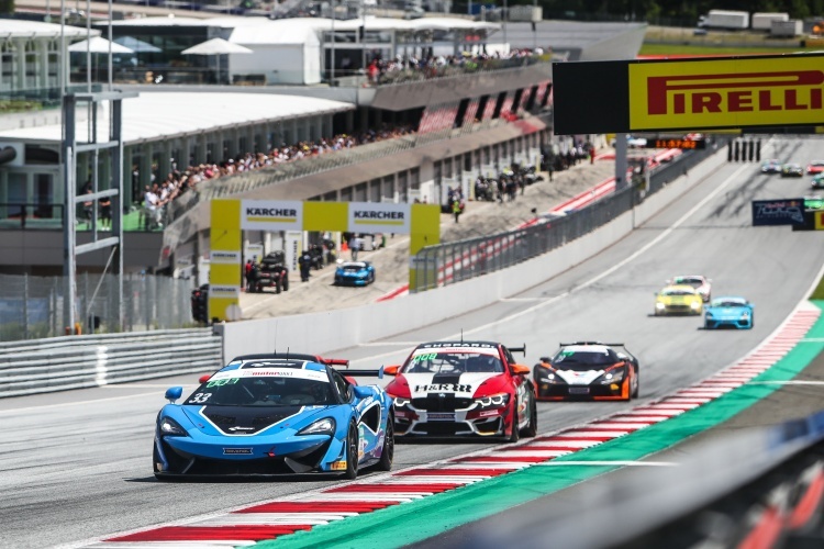 Der McLaren 570S GT4 vor dem BMW M4 GT4