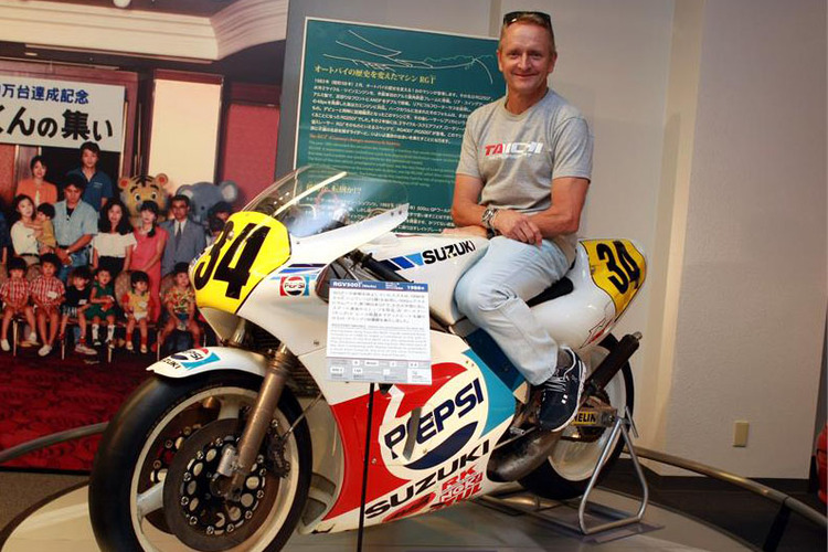 Kevin Schwantz zu Besuch auf der Suzuki Plaza auf seinem Weltmeister-Motorrad