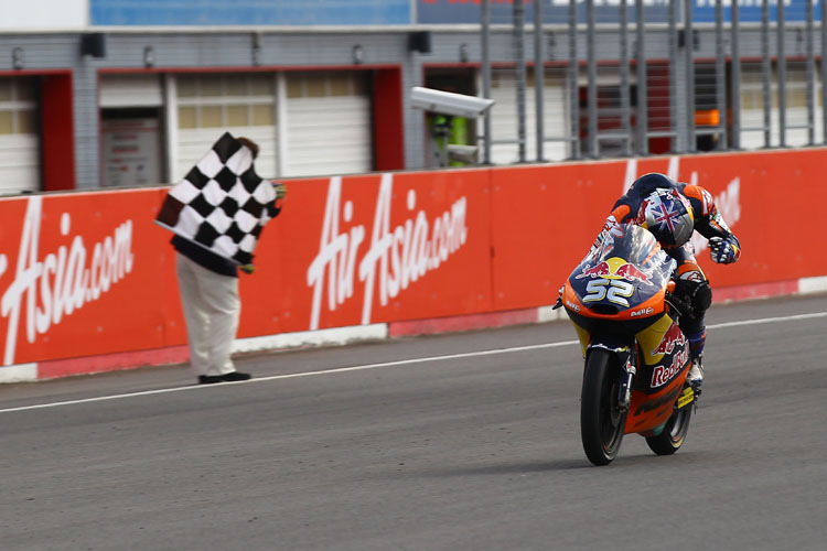 Danny Kent bei der Zieldurchfahrt