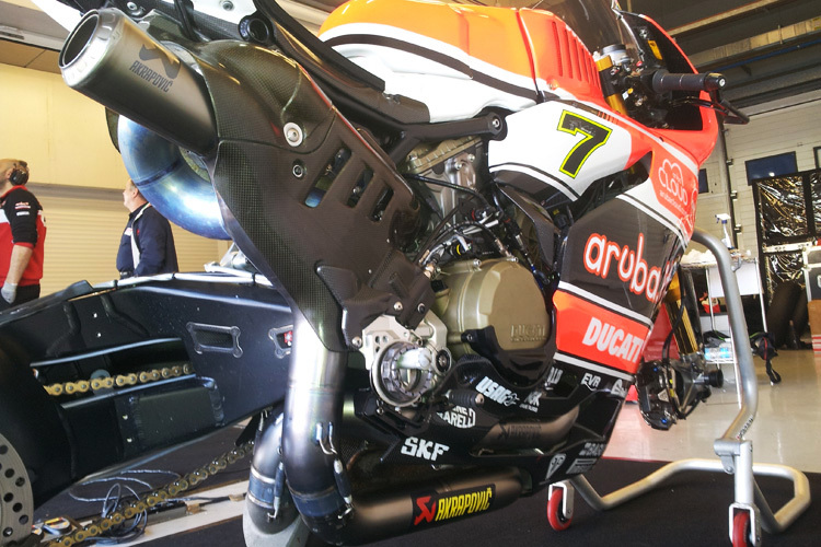 Ducati verwendet oben einen Schalldämpfer, unten (unter der Fußraste links) nur das Krümmerrohr