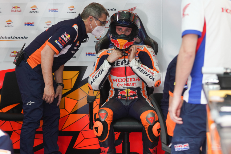 Ein Blick in die Repsol-Box: Crew-Chief Ramón Aurín im Gespräch mit Pol Espargaró