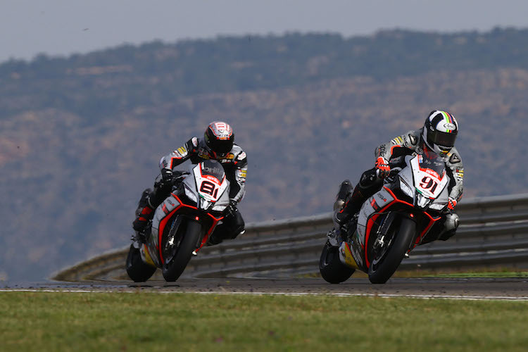 Leon Haslam (91) und sein Aprilia-Teamkollege Jordi Torres (81) in Aragón