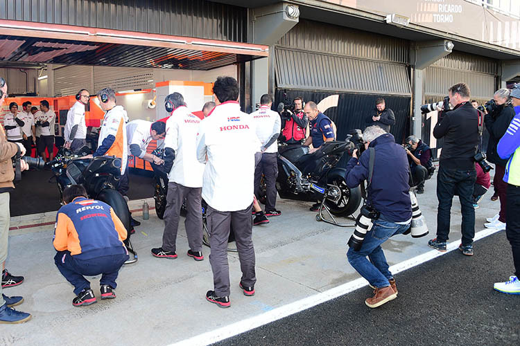 Riesenandrang vor der Repsol-Box: Erstmals ist die Nr. 99 von Lorenzo auf der Honda zu sehen
