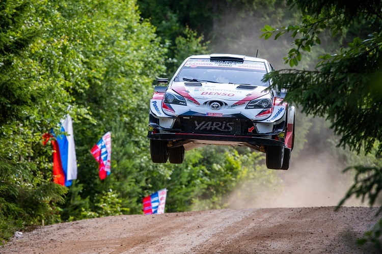 Ott Tänak springt 2019 zum Heimsieg