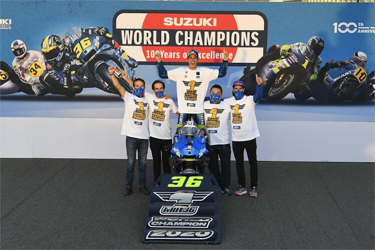 Sylvain Guintoli, Davide Brivio, Joan Mir, Technical Manager Ken Kawauchi und Alex Rins (v.l.n.r.) posieren für das Erinnerungsbild