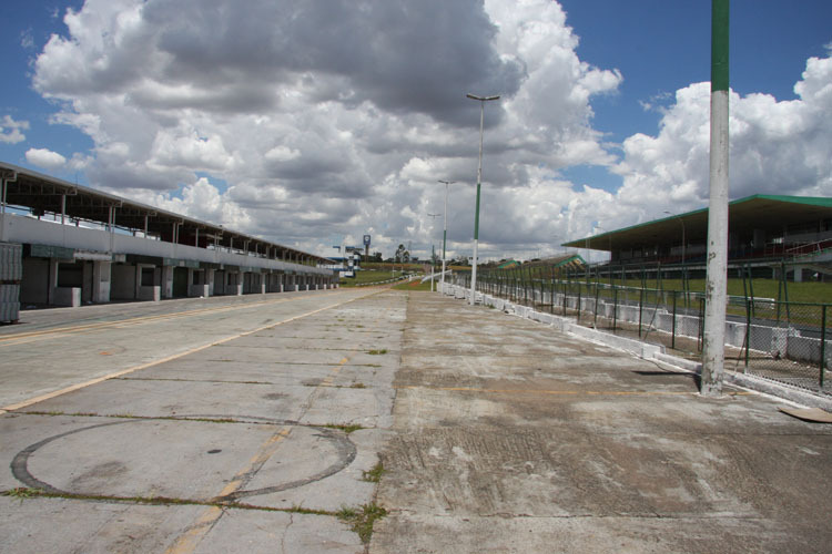 So sieht es bis heute aus: Boxengasse des alten Piquet-Circuits in Brasilia