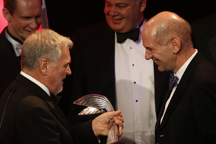 Adrian Newey bekommt den Pokal für das beste Auto 2013 überreicht
