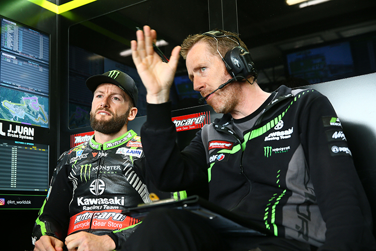 Marcel Duinker (re.) gibt Tom Sykes die Richtung vor