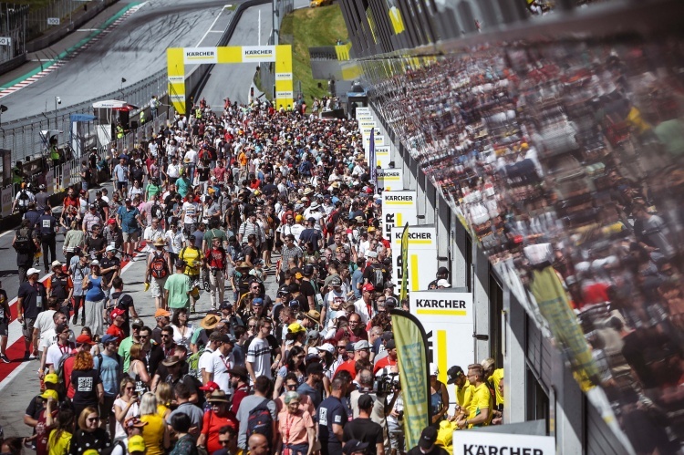 Der Pitwalk (hier 2019) ist für die Fans des ADAC GT Masters ein absolutes Highlight